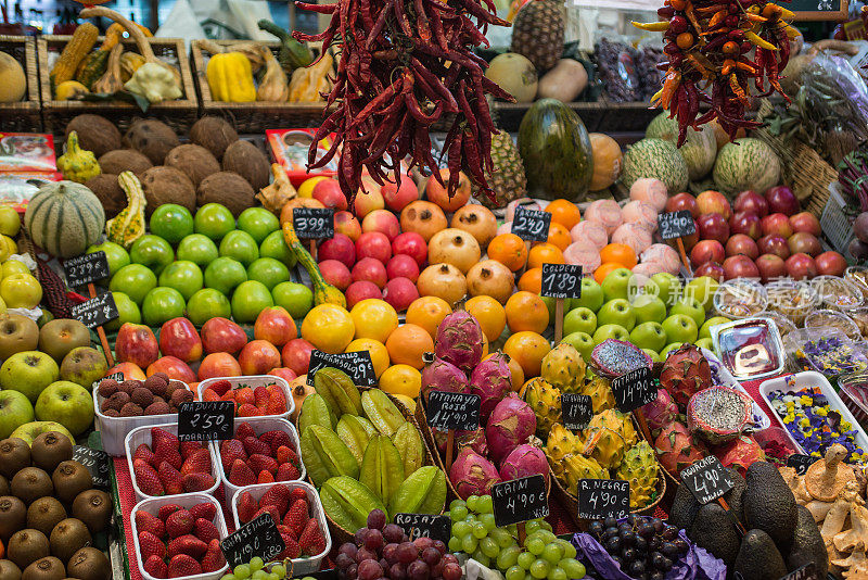 巴塞罗那La Boqueria的水果和蔬菜市场